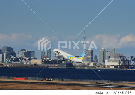 東京スカイツリーを背景に離陸する旅客機　羽田空港を離陸するジェット機　 97836742