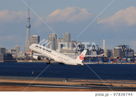 東京スカイツリーを背景に離陸する旅客機　羽田空港を離陸するジェット機　 97836744