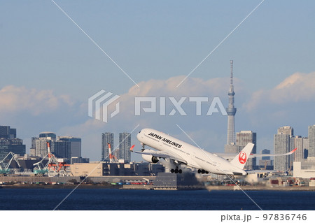 東京スカイツリーを背景に離陸する旅客機 羽田空港を離陸するジェット機 東京スカイツリーを背景に離陸する旅客機 羽田空港を離陸するジェット機 97836746
