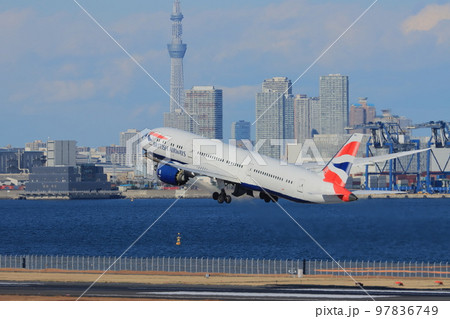 東京スカイツリーを背景に離陸する旅客機 羽田空港を離陸するジェット機 東京スカイツリーを背景に離陸する旅客機 羽田空港を離陸するジェット機 97836749