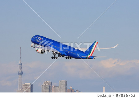 東京スカイツリーを背景に離陸する旅客機　羽田空港を離陸するジェット機　 97836752
