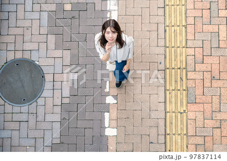 街中を散歩する若い女性　俯瞰撮影 97837114