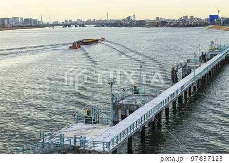 羽田空港船着場横を走行する運搬船 羽田空港船着場横を走行する運搬船 97837123