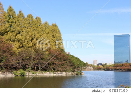 大阪城公園の東外濠とクリスタルタワー 97837199