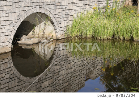 水路に架かる石橋の風景 97837204