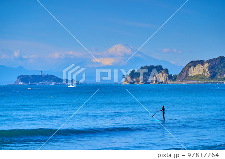 神奈川県逗子市小坪の海岸から西側(江の島,稲村ヶ崎など)方面の眺望 神奈川県逗子市小坪の海岸から西側(江の島,稲村ヶ崎など)方面の眺望 97837264