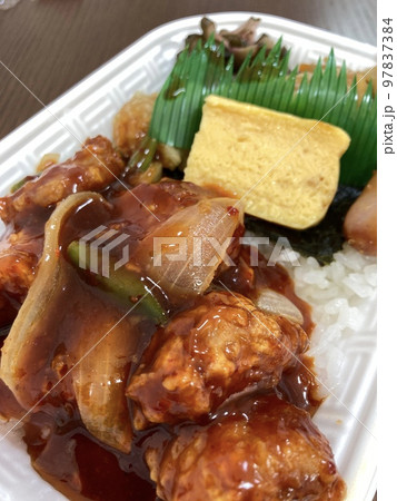 サラリーマンの昼食(酢豚弁当) サラリーマンの昼食(酢豚弁当) 97837384