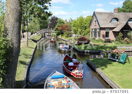 オランダ　ギートホールン　古い街並みとゴンドラ 97837891