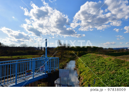 四反田樋管の管理橋と用水路（埼玉県東松山市） 97838009