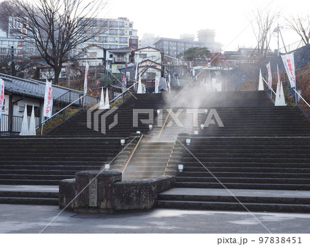 霧の伊香保温泉　石段入口 97838451