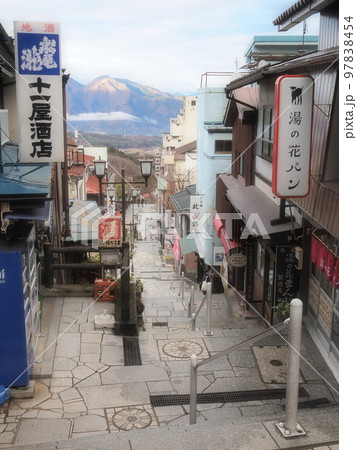 雨上りの伊香保温泉　石段街の風景 97838454