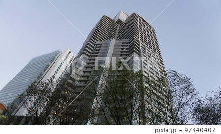 青空とビル群(東京都六本木) 青空とビル群(東京都六本木) 97840407