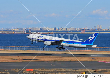 離陸する旅客機　テイクオフするジェット機　エアボーン 97841300