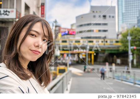 笑顔の若い女性 水道橋駅 笑顔の若い女性 水道橋駅 97842345