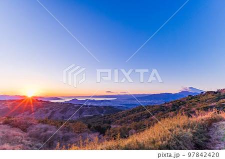 (静岡県)伊豆スカイラインから見る静岡県東部の街並みと富士山 夕景 (静岡県)伊豆スカイラインから見る静岡県東部の街並みと富士山 夕景 97842420