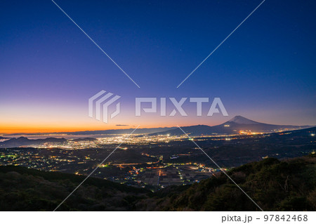 （静岡県）伊豆スカイラインから見下ろす静岡県東部の街並みと富士山　夕景 97842468