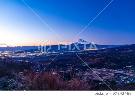 （静岡県）伊豆スカイラインから見下ろす静岡県東部の街並みと富士山　夕景 97842469