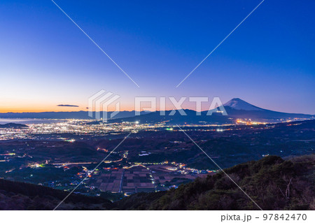 （静岡県）伊豆スカイラインから見下ろす静岡県東部の街並みと富士山　夕景 97842470
