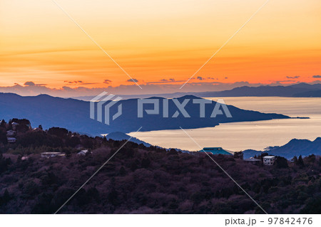 （静岡県）伊豆スカイラインから見る大瀬﨑と駿河湾　夕景 97842476