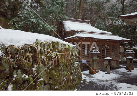 船形石と本殿の風景_貴船神社奥宮 97842502