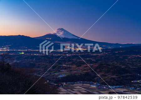 （静岡県）伊豆スカイラインから見下ろす丹那盆地と富士山　夕景 97842539