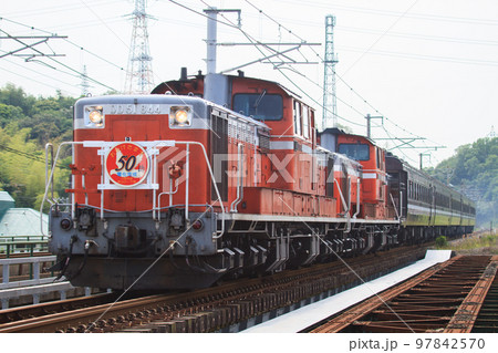 山陽本線電化50周年記念号（JR西日本 DD51形重連と12系レトロ編成） 97842570