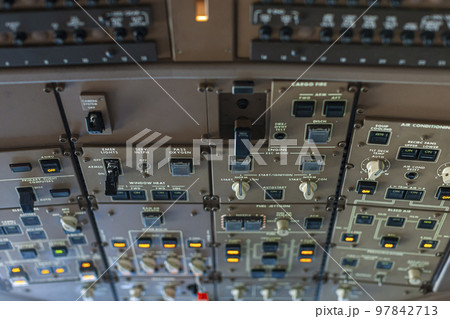 旅客機のコックピット 97842713