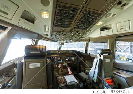 旅客機のコックピット 旅客機のコックピット 97842715