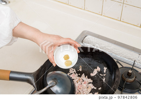 【マーボー茄子を作る　炒めたひき肉におろしニンニクを入れる】 97842806