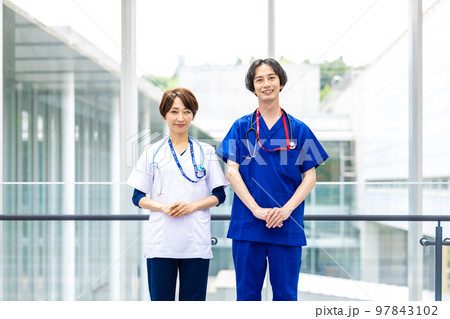 医療施設で働く若い医師と看護師 医療施設で働く若い医師と看護師 97843102