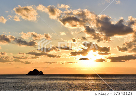 白崎海洋公園からの夕日 白崎海洋公園からの夕日 97843123