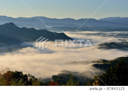 鳥見山からの宇陀盆地の雲海 鳥見山からの宇陀盆地の雲海 97843125