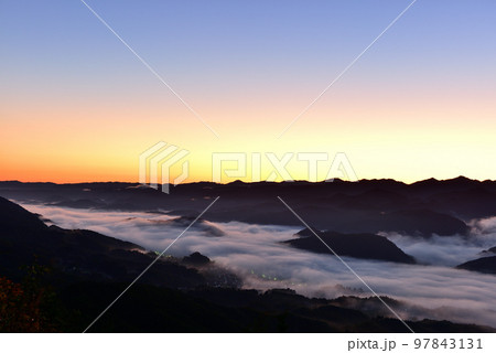 鳥見山からの宇陀盆地の雲海 鳥見山からの宇陀盆地の雲海 97843131