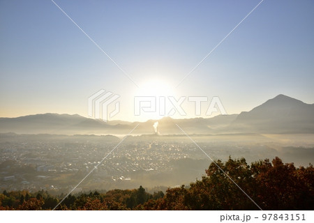 ミューズパークからの秩父盆地の雲海 97843151