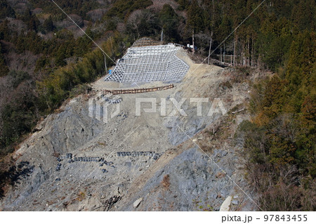 豪雨による土砂崩れ 崖崩れ 豪雨による土砂崩れ 崖崩れ 97843455