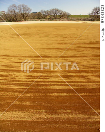 早春の整地された江戸川河川敷の野球場風景 早春の整地された江戸川河川敷の野球場風景 97843823