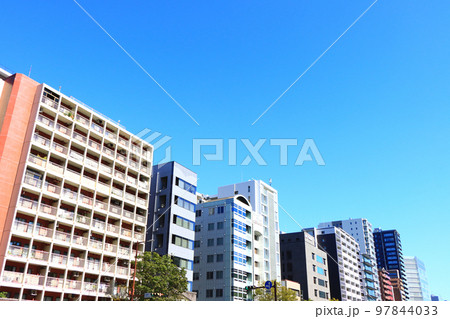 名古屋市、多くの高層ビルやタワーマンションが立ち並ぶ桜通沿いの風景 名古屋市、多くの高層ビルやタワーマンションが立ち並ぶ桜通沿いの風景 97844033