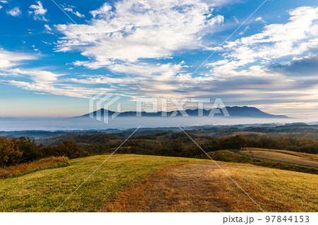 押戸石の丘　草紅葉　朝風景　【熊本県阿蘇郡南小国町】 97844153