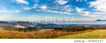 押戸石の丘 草紅葉 朝風景 パノラマ 【熊本県阿蘇郡南小国町】 押戸石の丘 草紅葉 朝風景 パノラマ 【熊本県阿蘇郡南小国町】 97844157