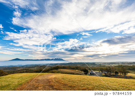 押戸石の丘　草紅葉　朝風景　【熊本県阿蘇郡南小国町】 97844159