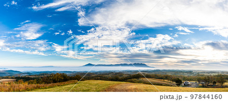 押戸石の丘　草紅葉　朝風景　パノラマ　【熊本県阿蘇郡南小国町】 97844160