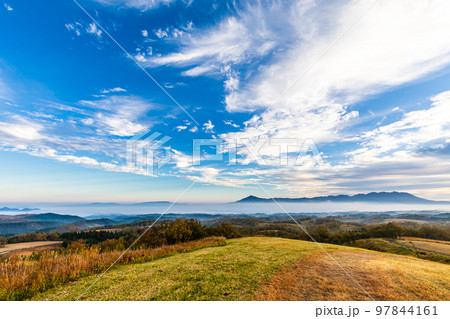 押戸石の丘 草紅葉 朝風景 【熊本県阿蘇郡南小国町】 押戸石の丘 草紅葉 朝風景 【熊本県阿蘇郡南小国町】 97844161