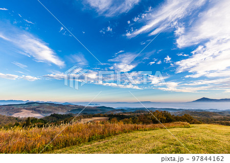 押戸石の丘　草紅葉　朝風景　【熊本県阿蘇郡南小国町】 97844162