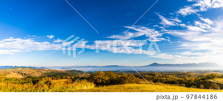 押戸石の丘　草紅葉　朝風景　パノラマ　【熊本県阿蘇郡南小国町】 97844186