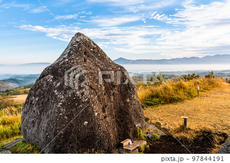 押戸石の丘　草紅葉　朝風景　【熊本県阿蘇郡南小国町】 97844191