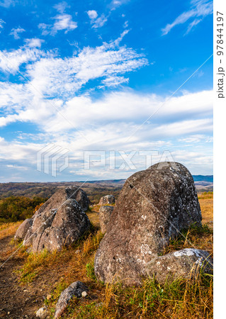 押戸石の丘　草紅葉　朝風景　【熊本県阿蘇郡南小国町】 97844197