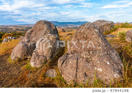 押戸石の丘　草紅葉　朝風景　【熊本県阿蘇郡南小国町】 97844198