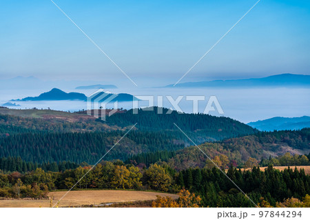 押戸石の丘　草紅葉　朝風景　雲海の眺め　【熊本県阿蘇郡南小国町】 97844294