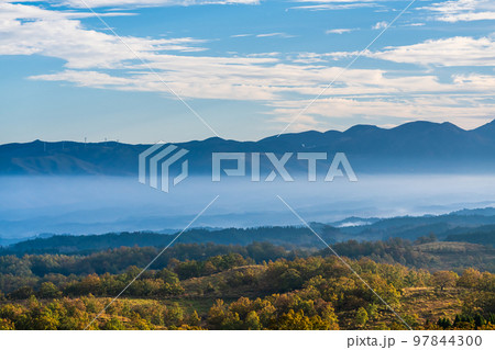 押戸石の丘 草紅葉 朝風景 雲海の眺め 【熊本県阿蘇郡南小国町】 押戸石の丘 草紅葉 朝風景 雲海の眺め 【熊本県阿蘇郡南小国町】 97844300