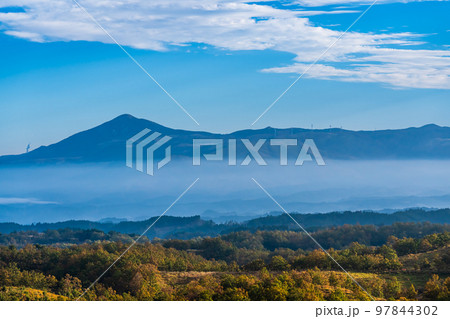 押戸石の丘 草紅葉 朝風景 雲海の眺め 【熊本県阿蘇郡南小国町】 押戸石の丘 草紅葉 朝風景 雲海の眺め 【熊本県阿蘇郡南小国町】 97844302